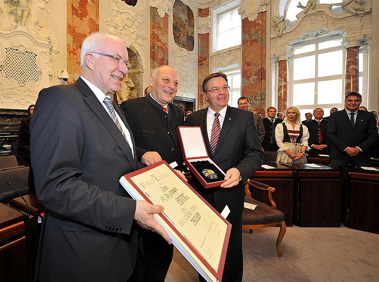 Landtagspräsident Herwig van Staa, Südtirols LH Luis Durnwalder und LH Günther Platter bei der Verleihung.