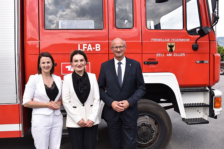 Landesrätin Astrid Mair, Botschafterin Ketevan Tsikhelashvili und Landeshauptmann Anton Mattle vor dem Feuerwehrauto