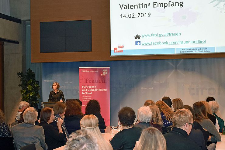 Frauenlandesrätin Gabriele Fischer beim Valentina Empfang im Landhaus, an dem über hundert Frauen und all jene, die für Frauen in Tirol etwas bewegen, teilnahmen.