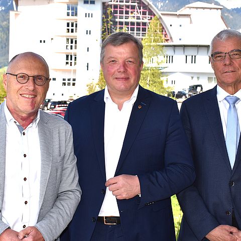 Im Rahmen der Tiroler Spitalsreform präsentierte Gesundheitslandesrat Tilg mit Gemeindeverbandsobmann Schmidhofer (re.) und Primar Ladner (li.) das Zukunftspaket für das Bezirkskrankenhaus Reutte.