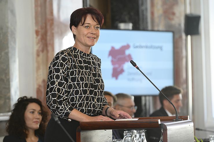 Landtagspräsidention Ledl-Rossmann bei ihrer Eröffnungsrede.