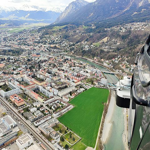 Die Stadt Innsbruck in der Vogelperspektive.