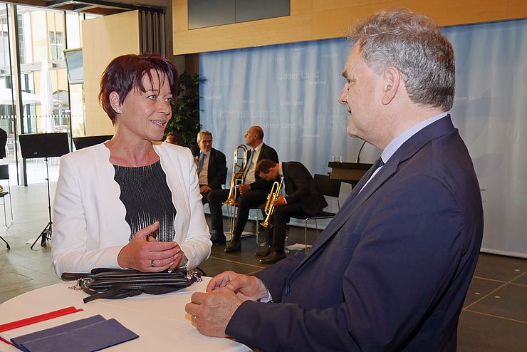 LTPin Sonja Ledl-Rossmann im Gespräch mit François Saint-Paul, Botschafter Frankreichs in Wien.