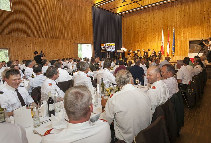 Ein vollgefüllter Saal in Kals bei der Dankesfeier des Landes Tirol für die Einsatzkräfte bei der Unwetterkatastrophe im Oktober 2018 in Osttirol.