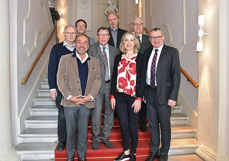 Landesrat Johannes Tratter mit den Expertinnen und Experten im Landhaus in Innsbruck.