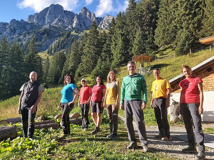 Landeshauptmann-Stellvertreterin Felipe (2. v.l.) mit den GeschäftsführerInnen der Tiroler Naturparke.