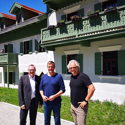 Besuch in Ehrwald - v.li.: LR Johannes Tratter mit Bürgermeister Martin Hohenegg und Architekt Hanno Vogl-Fernheim bei der Besichtigung des gelungenen Revitalisierungsprojekts „Spinnhof“.
