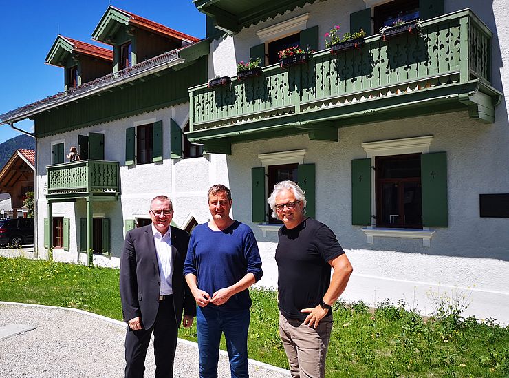Besuch in Ehrwald - v.li.: LR Johannes Tratter mit Bürgermeister Martin Hohenegg und Architekt Hanno Vogl-Fernheim bei der Besichtigung des gelungenen Revitalisierungsprojekts „Spinnhof“.