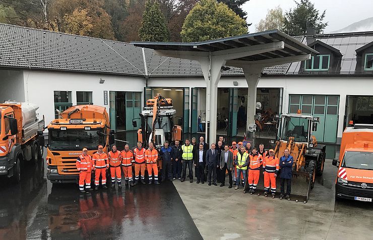Die Mitarbeiter der Straßenmeisterei Leisach und Matrei sowie das gesamte Werkstättenteam freuen sich mit LHStv Josef Geisler über die gelungene Generalsanierung in der Werkstätte des BBA Lienz.