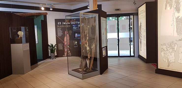 Infohalle im "Archäologischen Freilichtpark Ötzi-Dorf" 
