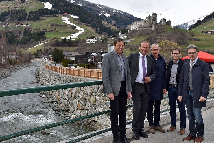 Freuen sich über die Fertigstellung des ersten Bauabschnitts des Hochwasserschutzes am Villgratenbach: v.li. Harald Haider (Leiter BBA Lienz), LHStv Josef Geisler, Franz Hopfgartner (BBA Lienz) und der Heinfelser Bgm. Georg Hofmann.