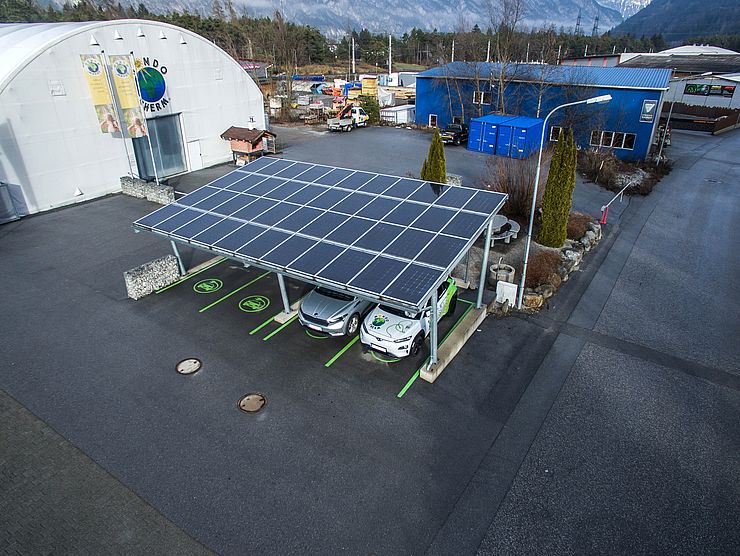 Beispiel: Öffentliche PV-überdachte Ladestation für Elektroautos bei der Firma Mondotherm in Ötztal-Bahnhof (Bezirk Imst). 44 PV-Module erzeugen auf einer Modulfläche von 79,70 Quadratmetern rund 12.320 Kilowatt-Stunden Sonnenstrom pro Jahr. 