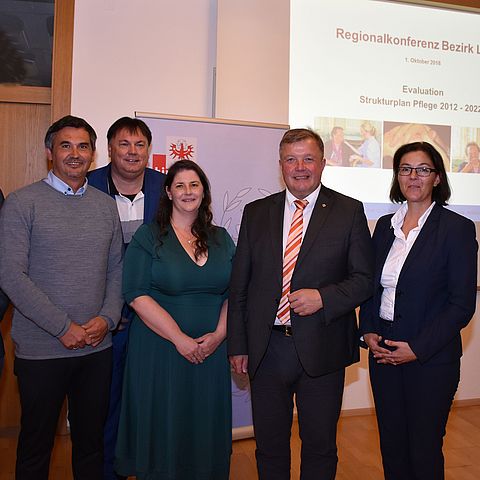 Regionalkonferenz Pflege in Lienz: Von links Bgm Mair, Bgm Scherer, Bgm Köll, BH Reisner, LR Tilg, Sozialvorständin Eberle.