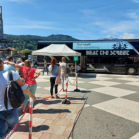 Vor allem junge Menschen nutzten heute das niederschwellige Impfangebot des Landes in Form des mobilen Impfbusses beim Einkaufszentrum DEZ in Innsbruck.