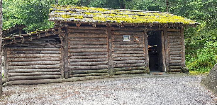 Hütte im "Archäologischen Freilichtpark Ötzi-Dorf" 