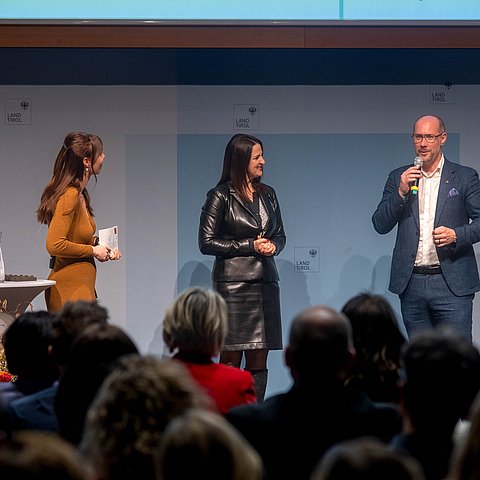 � Land Tirol/Jovanovic Rekordbeteiligung: Familienfreundlichste Betriebe Tirols 2025 ausgezeichnet