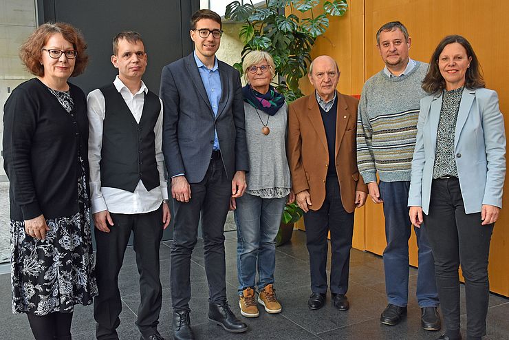 Isolde Kafka und Cornelia Atalar mit Mitgliedern des Südtiroler Monitoringausschusses, die bei der öffentlichen Sitzung ebensfalls anwesend waren.