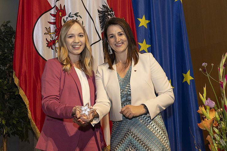 Arbeits- und Jugendlandesrätin Astrid Mair gratuliert Anna Eliskases zum "Lehrling des Jahres 2023".