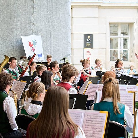 Das Euregio Jugendblasorchester spielt ein Stück und lässt sich von einem Dirigenten leiten.