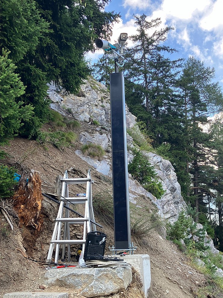 Das Murwarnsystem mit Kameras und Sensoren an der B 171 zwischen Pians und Strengen ist installiert. Bei Gefahr schaltet die Ampel automatisch auf Rot. 