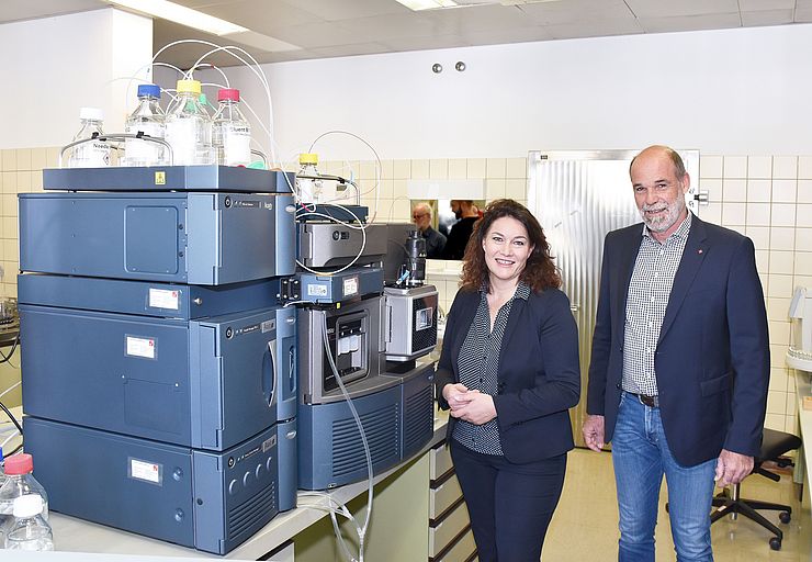 LHStin Felipe und CTUA-Leiter Recheis neben dem neuen Hochleistungs-Chromatographie-Massenspektrometer
