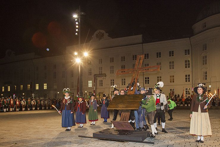 Das Gedenkkreuz wurde von den Trägern und Vertretern der Traditionsverbände am Landestheater-Vorplatz aufgerichtet.