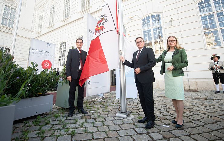 Hissung der Tirol Fahne am Josefsplatz mit LH Günther Platter, BM Margarete Schramböck, BR-Präsident Peter Raggl. 