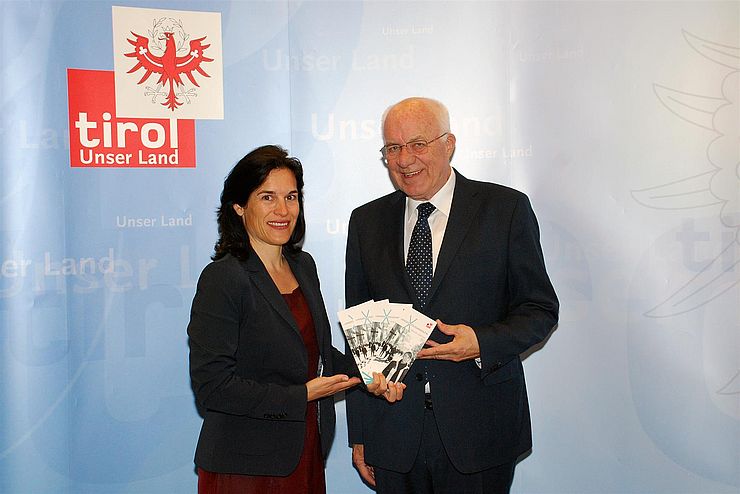 LTP Herwig van Staa und Landesvolksanwältin Maria Luise Berger freuen sich über den neuen Folder