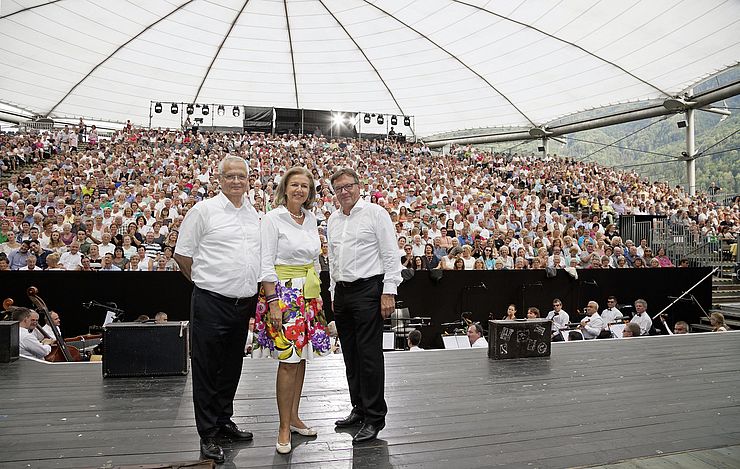 v.re. LH Günther Platter, LRin Patrizia Zoller-Frischauf und Operettensommer-Chef Josef Resch freuen sich mit dem Publikum auf die Aufführung von "Anatevka".