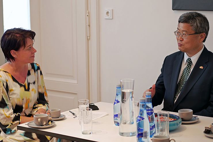 Landtagspräsidentin Ledl-Rossmann und Botschafter Shin gemeinsam am Besprechungstisch