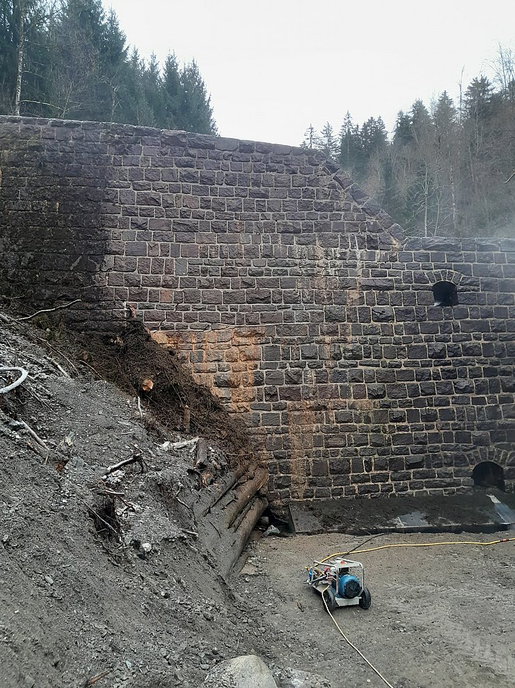 Eine Mauer ist zu sehen.