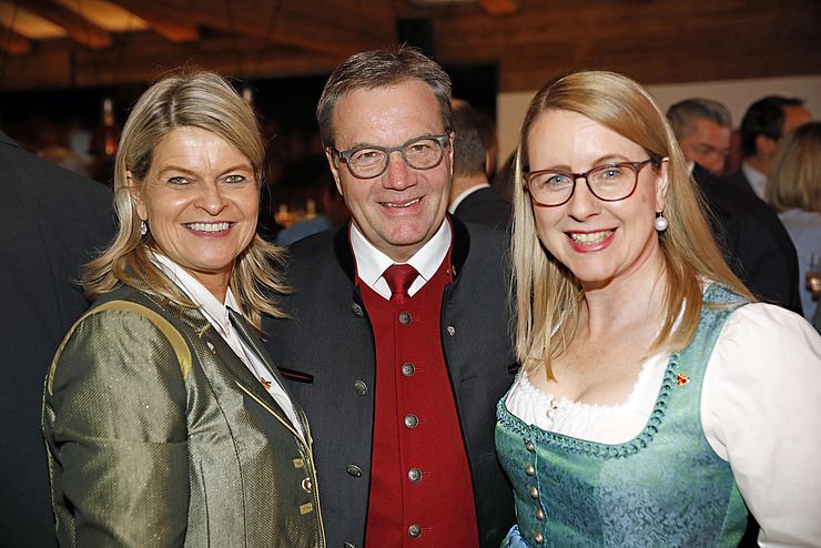 LH Günther Platter mit den zwei Ministerinnen Klaudia Tanner (links) und Margarethe Schramböck (rechts). 