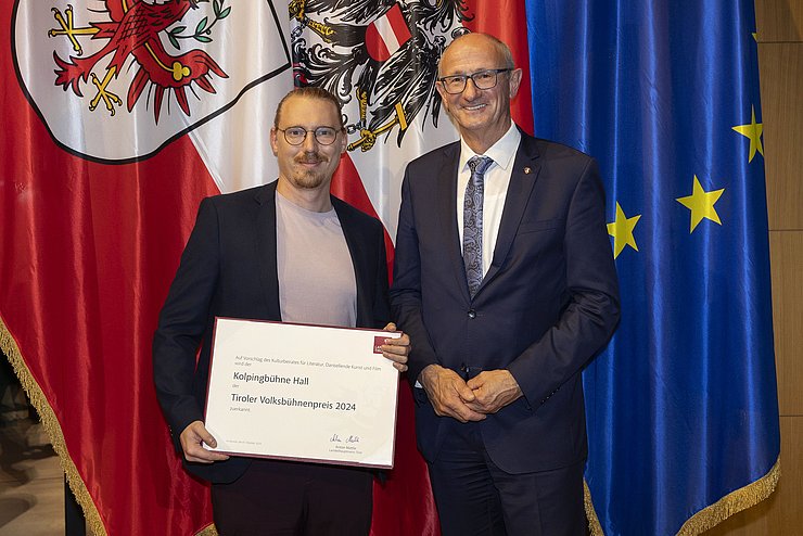 Der Tiroler Volksbühnenpreis 2024 ging an die Kolpingbühne Hall. Landeshauptmann Anton Mattle überreicht den Preis an Obmann Florian Margreiter.