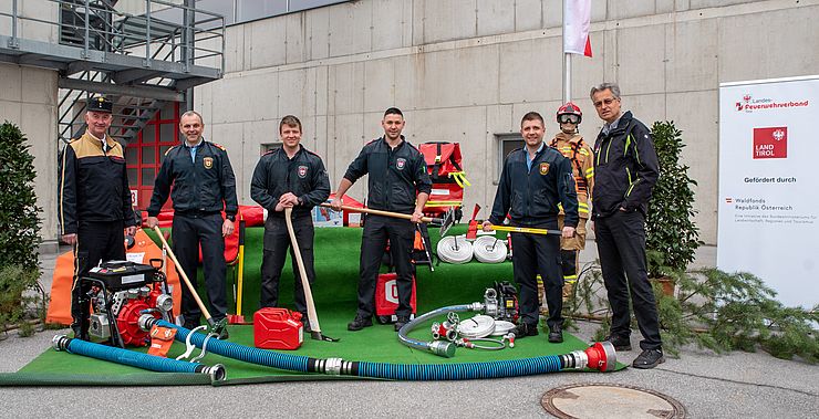 Übergabe der Spezialausrüstung an die Feuerwehr-Vertreter der Stadt Innsbruck