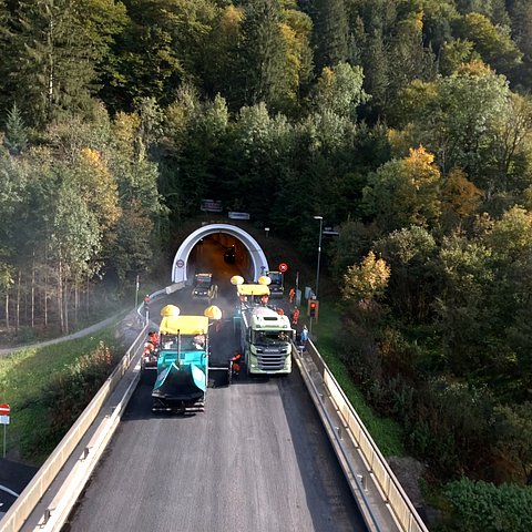 Luftaufnahme Brettfalltunne-Portal: Baumaschinen auf Straße 