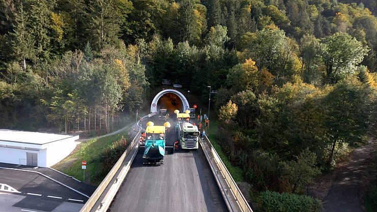 Luftaufnahme Brettfalltunne-Portal: Baumaschinen auf Straße 