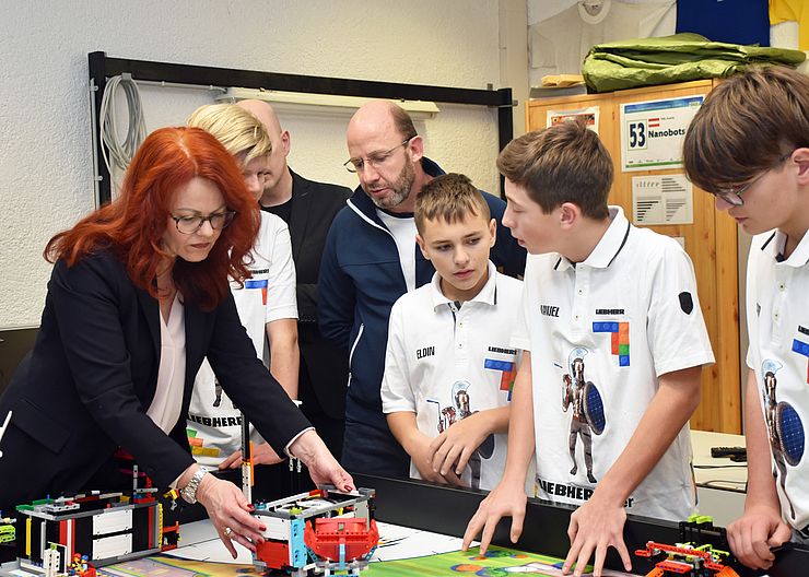 Schließlich überzeugte auch die dritte Gruppe der MS Weißenbach bei den regionalen Meisterschaften mit programmierten Lego-Robotern. Im Bild: Die Schüler mit LRin Hagele und Lehrer Andreas Bellony.