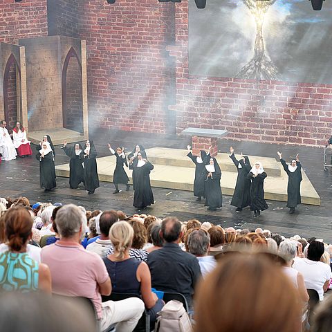 Das Musical „Sister Act" von oben fotografiert.