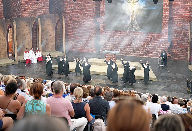 Das Musical „Sister Act" von oben fotografiert.