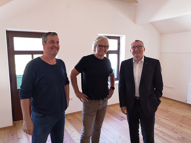 V.li.: Bgm Hohenegg, Architekt Vogl-Fernheim und LR Tratter besichtigen die neu geschaffenen Wohnräume.