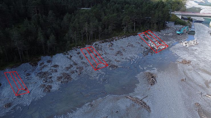 Sicherung der Uferböschung mit Steinbuhnen - schematisch rot eingezeichnet!