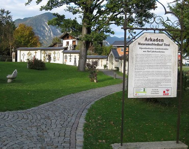 Zugang zum "Museumsfriedhof Tirol" in "Kramsach"