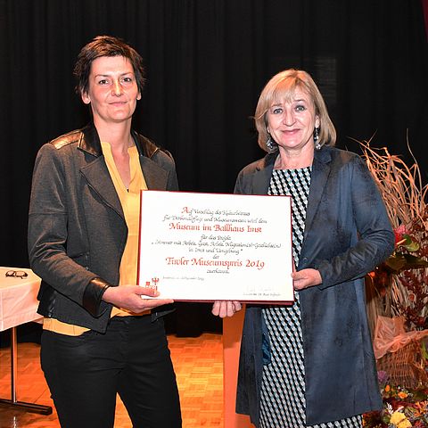 LRin Beate Palfrader (re.) gratulierte Museumdirektorin Sabine Schuchter zur Auszeichnung. 