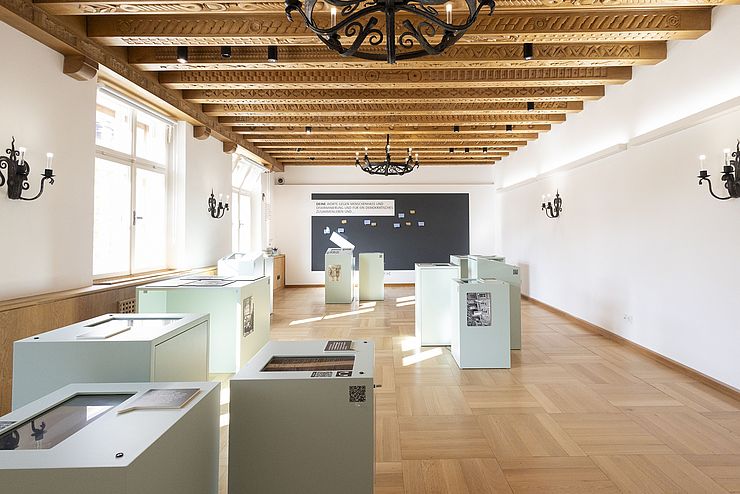 Überblicksfoto eines Raumes der Ausstellung mit verschiedenen Exponaten