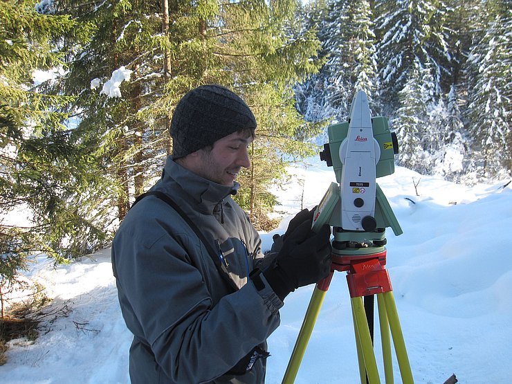 Vermessungstechniker am Theodoliten