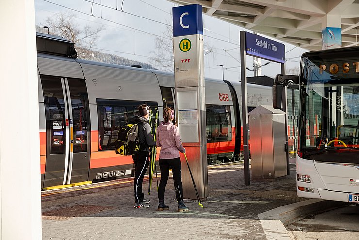 Bahnhof, öffentliche Verkehrsmittel 