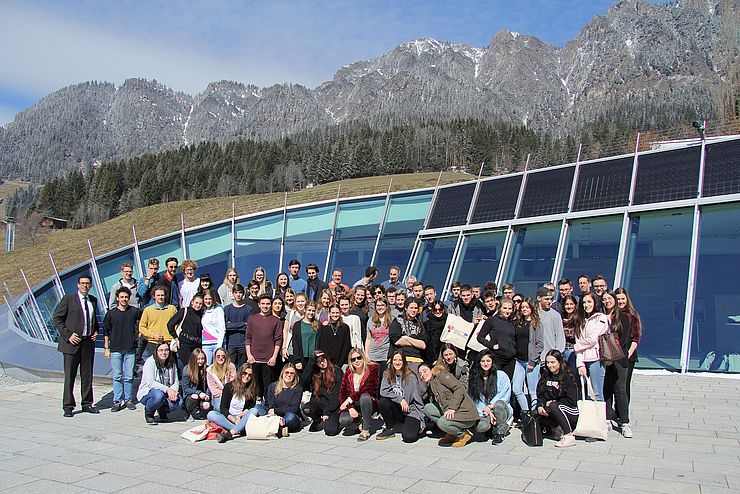 Die Tiroler Delegation bestand aus 30 SchülerInnen. Hier vor dem Congress Centrum Alpbach.