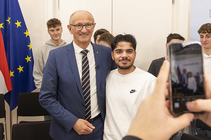 © Land Tirol/Die Fotografen Ein weiterer Schüler macht ein Foto mit seinem Handy.
