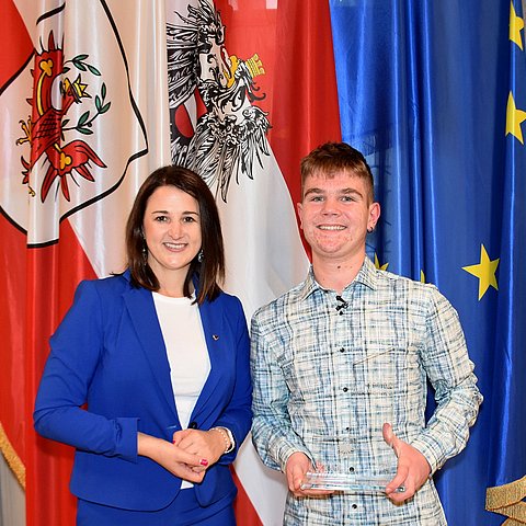 Arbeits- und Jugendlandesrätin Astrid Mair gratulierte Patrick Hechenblaikner zum "Lehrling des Monats Oktober 2024" im Landhaus in Innsbruck.