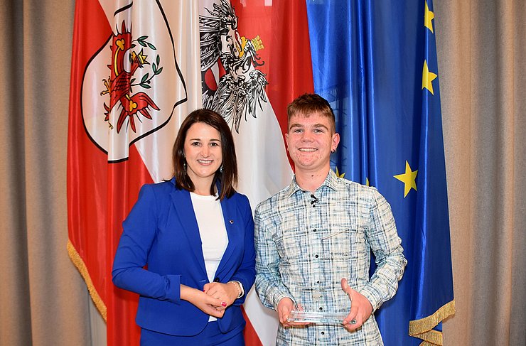 Arbeits- und Jugendlandesrätin Astrid Mair gratulierte Patrick Hechenblaikner zum "Lehrling des Monats Oktober 2024" im Landhaus in Innsbruck.